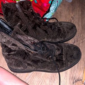 Women’s 7.5 velvet paisley boots